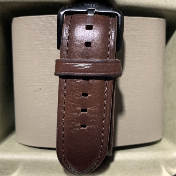Fossil Minimalist Three Hand Brown Leather Watch - Picture 3 of 3